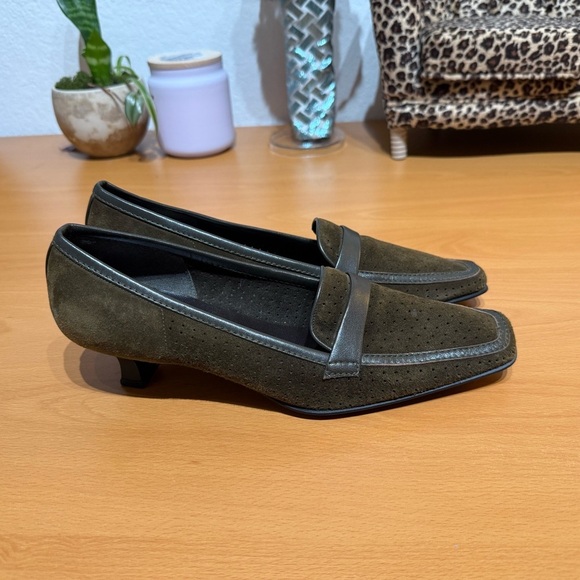 Stuart Weitzman Green Leather Slip-On Loafers with Square Toe - Picture 4 of 7